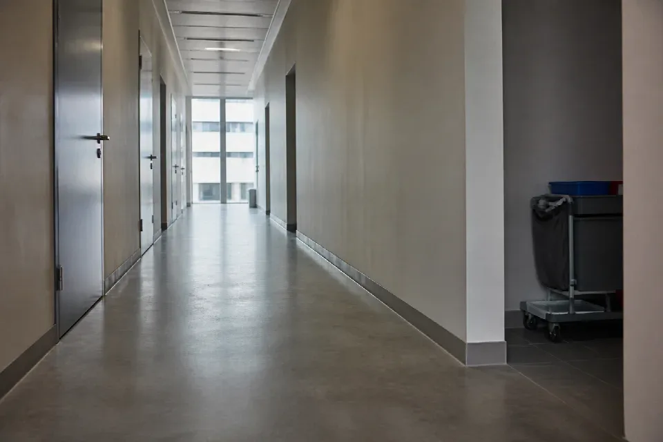 Chodba instituce připravená na úklid mimo provoz – Ostrava