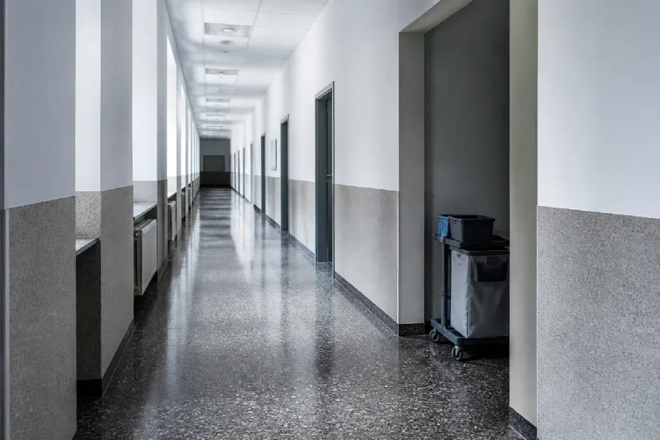 Chodba instituce připravená na úklid mimo provoz – Liberec