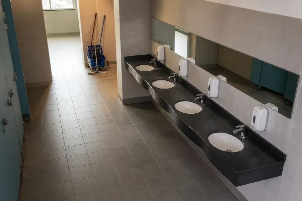 Umývárna připravená pro zónový úklid instituce – Hradec Králové